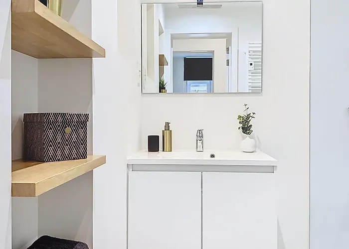 Etage 2 - In Centrum, 300m Zee én Gratis Parking Apartamento